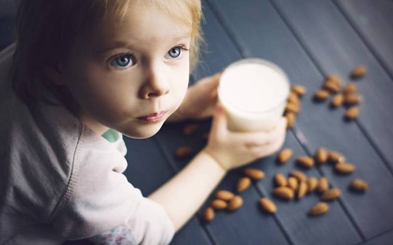 Польза миндального молока для детей